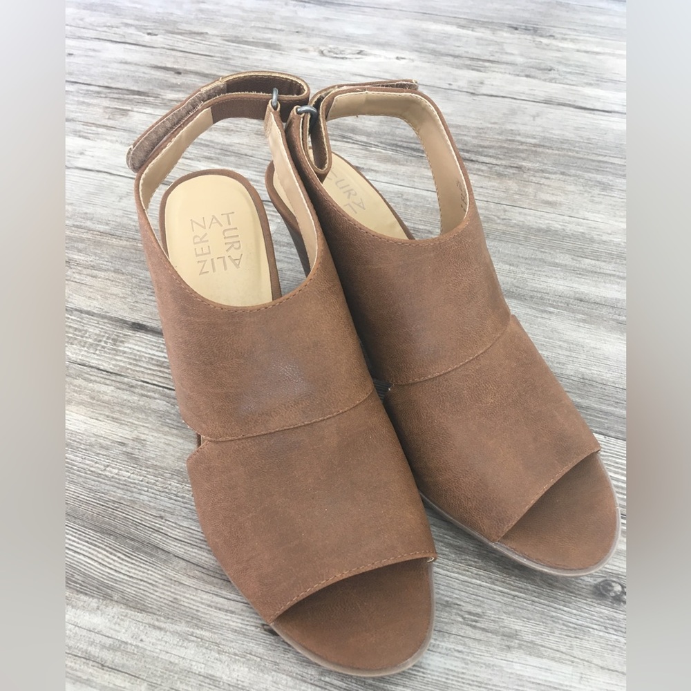 Naturalizer brown heel sandal size 9.5 fit like size 9